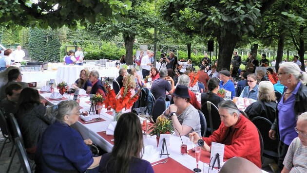 Jedes Jahr veranstaltet der Salzburger Christian Rauch im Mirabellgarten ein großes Festessen. (Bild: Christian Rauch)