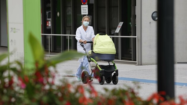 Nur mit Maske: Spaziergang mit Baby am Gelände des Landeskrankenhauses (Bild: Tschepp Markus)