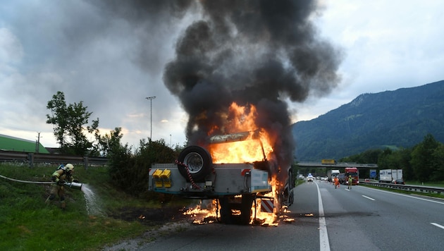 Der Lkw und der Auflieger brannten komplett aus, verletzt wurde - wohl auch wegen der schnellen Reaktion Mairs - niemand. (Bild: zoom.tirol)