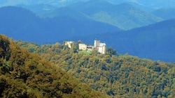 Eingebettet in herrliches Grün: die Burg Gösting in Graz. (Bild: Krone)