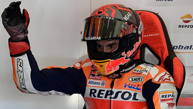 Marquez bewegt seinen verletzten rechten Arm (Bild: AFP/Javier Soriano)