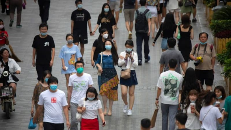 Menschen beim Shoppen in Peking (Bild: AP)