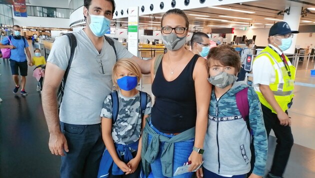 Urlauber im Airline-Stress: Diese Linzer Familie wurde extra zur Kasse gebeten. (Bild: Florian Hitz)