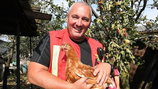 Feuerwehrkommandant Friedrich Flasar mit einem der geretteten Hühner. (Bild: P. Huber)