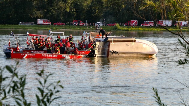 Feuerwehreinsatzkräfte bargen das gekenterte Hausboot. (Bild: FOTOKERSCHI.AT / KASTNER)