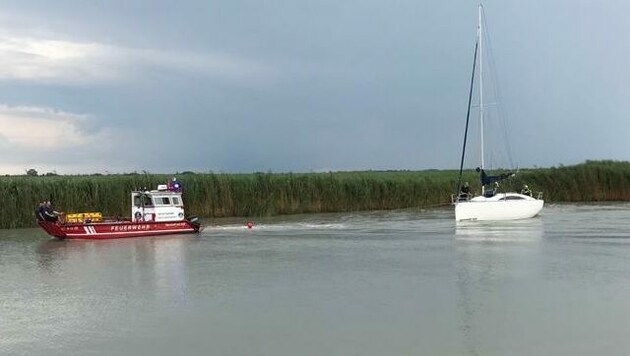 Immer wieder müssen die Feuerwehrboote ausrücken und hängengebliebene Boote abschleppen. (Bild: APA/FF WEIDEN AM SEE)
