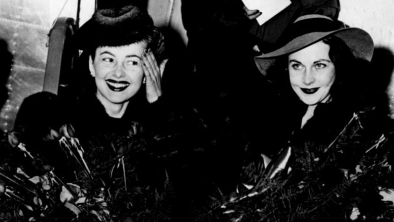 Schauspielerinnen Olivia de Havilland (li. im Bild) and Vivien Leigh vor der Premiere von „Vom Winde verweht“ im Dezember 1939. (Bild: AFP)