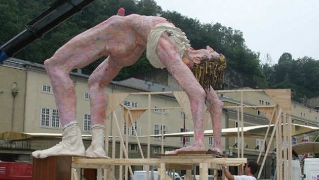 Die Künstlergruppe Gelatin stellte eine anrüchige Skulptur genau vor das Festspielhaus. (Bild: Markus Tschepp)