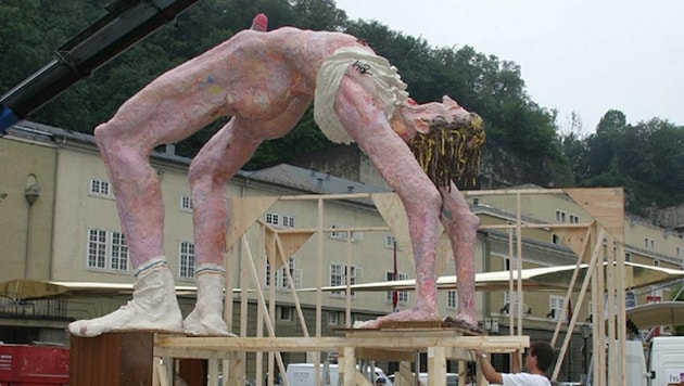 Die Künstlergruppe Gelatin stellte eine anrüchige Skulptur genau vor das Festspielhaus. (Bild: Markus Tschepp)