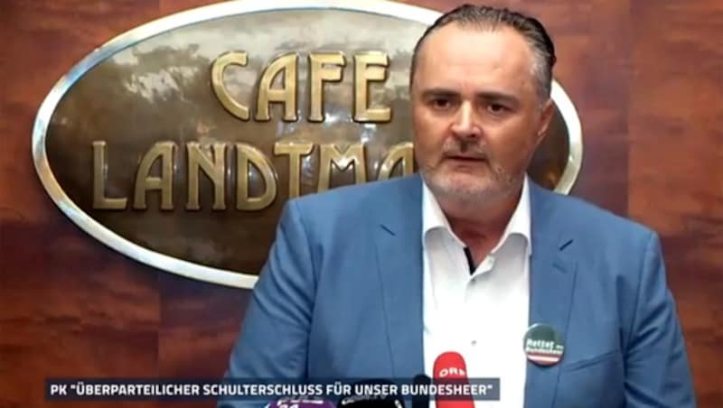 Ex-Verteidigungsminister Hans Peter Doskozil mit klarer Botschaft auf dem Button am Revers: „Rettet das Bundesheer!“ (Bild: Screenshot: APA/krone.tv)