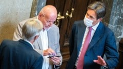 V. l.: Angeklagter Walter Meischberger, Anwalt Manfred Ainedter und Angeklagter Karl-Heinz Grasser bei der Fortsetzung des Strafprozesses wegen Bestechungs- und Untreueverdachts bei der Buwog-Privatisierung. (Bild: APA/GEORG HOCHMUTH)