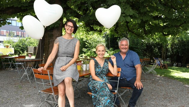 Karin Peer, Heike Montiperle und Freihof-Wirt Dietmar Schönberger freuen sich auf viele Singles, die am 2. August einen lustigen, geselligen Abend verbringen wollen. (Bild: Maurice Shourot)