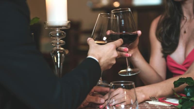 Vielleicht kommt bei einem Glas Wein und einem feinen 5-Gänge-Menü auch Romantik auf! (Bild: ©WDnet Studio - stock.adobe.com)