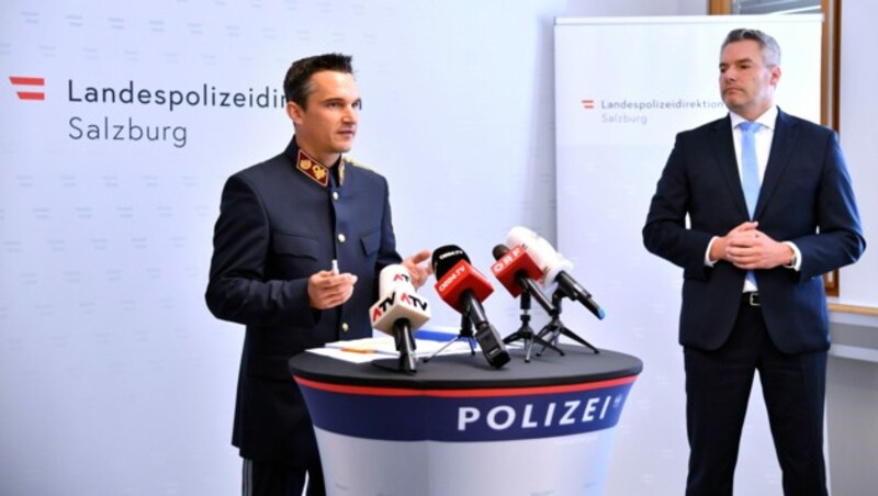 Der Abteilungsleiter für Wirtschaft und Betrug im Landeskriminalamt Salzburg, Wolfgang Haim (l.) und Innenminister Karl Nehammer (Bild: APA/BARBARA GINDL)