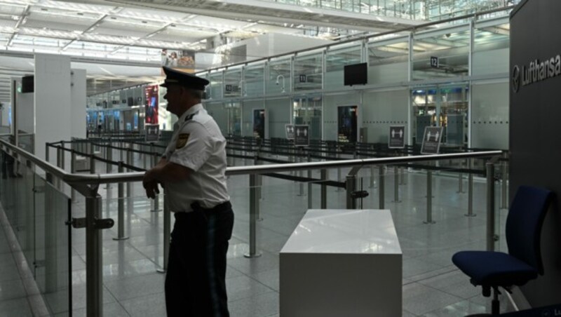 Symbolbild: Die Polizei am Flughafen in München nahm die beiden Maskenverweigerinnen gleich nach der Landung in Empfang. (Bild: AFP)