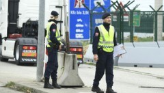 Trotz Schengengrenze heißt es aus Ungarn kommend: Bitte warten! (Bild: APA/ROBERT JAEGER)