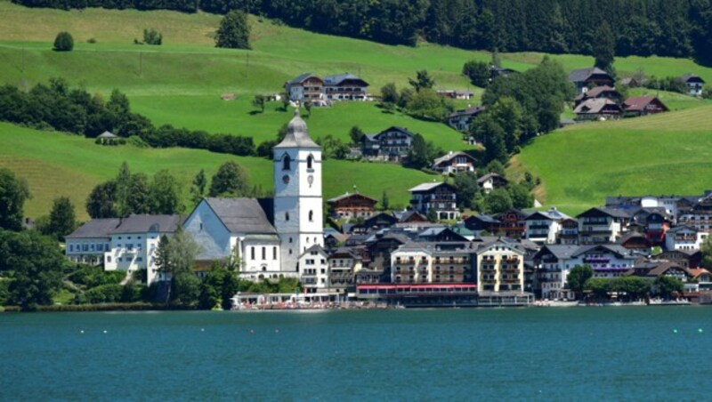 Corona-Alarm statt sorgenfreier Urlaub heißt es derzeit in St. Wolfgang am Wolfgangsee. (Bild: AP)