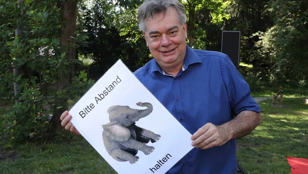 Werner Kogler mit dem „Tier des Jahres“, dem Babyelefant (Bild: Radspieler Jürgen)