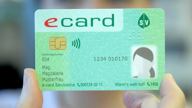 Seit 2020 werden die E-Cards nur noch mit Passfotos herausgegeben. (Bild: APA/ROLAND SCHLAGER)