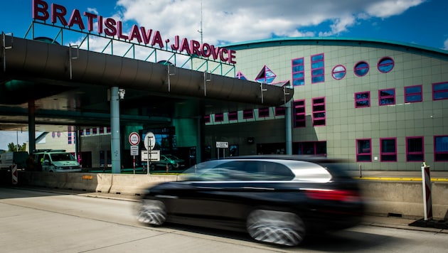 Die Grenze zwischen Österreich und der Slowakei in Bratislava-Jarovce. (Bild: AFP )