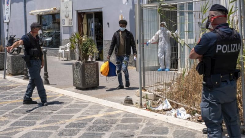 Jeder Neuankömmling muss derzeit für 14 Tage in Quarantäne. (Bild: APA/AFP/Giovanni ISOLINO)