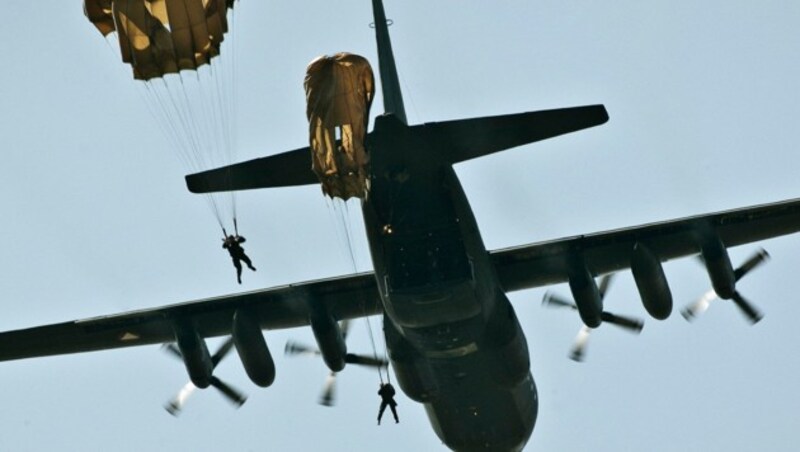 Österreichische Fallschirmjäger springen aus einer „Hercules“. (Bild: Horst Gorup/Bundesheer)