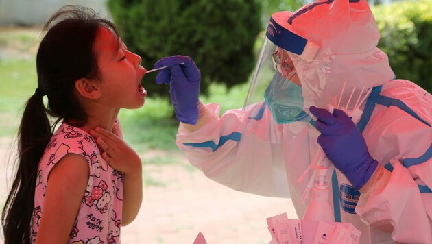 China verzeichnet derzeit den höchsten Anstieg an Corona-Neuinfektionen seit April. (Bild: AFP)