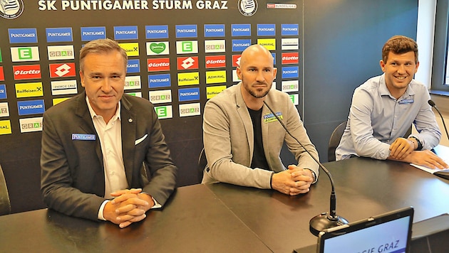Ilzer (Mitte) mit Präsident Jauk (links) und Sportchef Schicker (Bild: Christian Jauschowetz)
