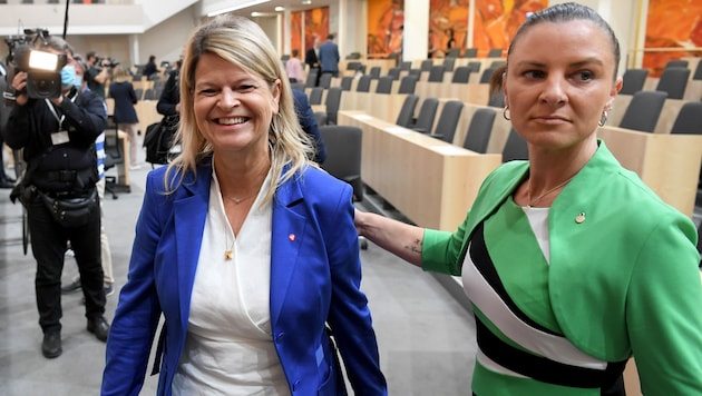 Verteidigungsministerin Klaudia Tanner (ÖVP) und ihre Sprecherin Katharina Nehammer (Bild: APA/ROLAND SCHLAGER)