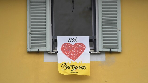 Ein Banner mit der Aufschrift „We love Bergamo“ (Bild: AFP)