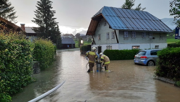In Abtenau traten mehrere Bäche über das Ufer. (Bild: Freiwillige Feuerwehr Abtenau)