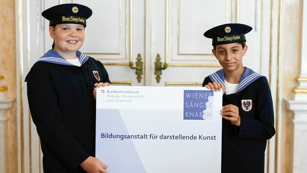 Die Sängerknaben Theodor und Yvo freuten sich über den Besuch von Minister Faßmann. (Bild: BKA/Andreas Wenzel)