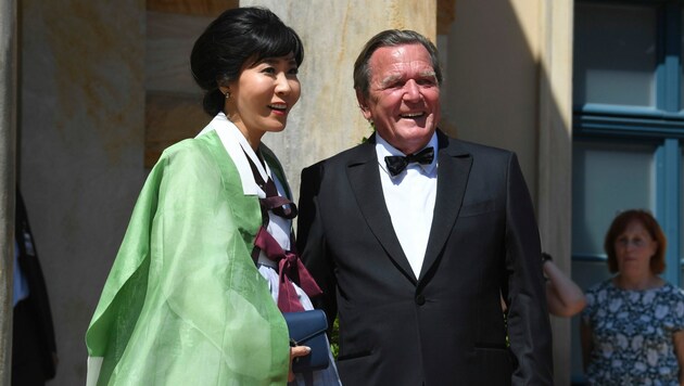 Gerhard Schröder mit seiner Frau Soyeon Schröder-Kim (Bild: APA/AFP)