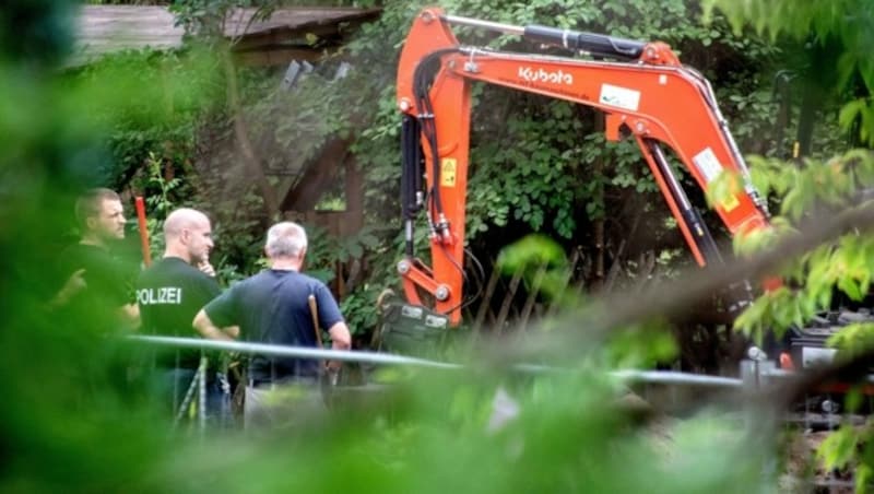 Die Polizei durchsucht einen Kleingarten in Hannover (Bild: APA/Photo by Hauke-Christian Dittrich / AFP)