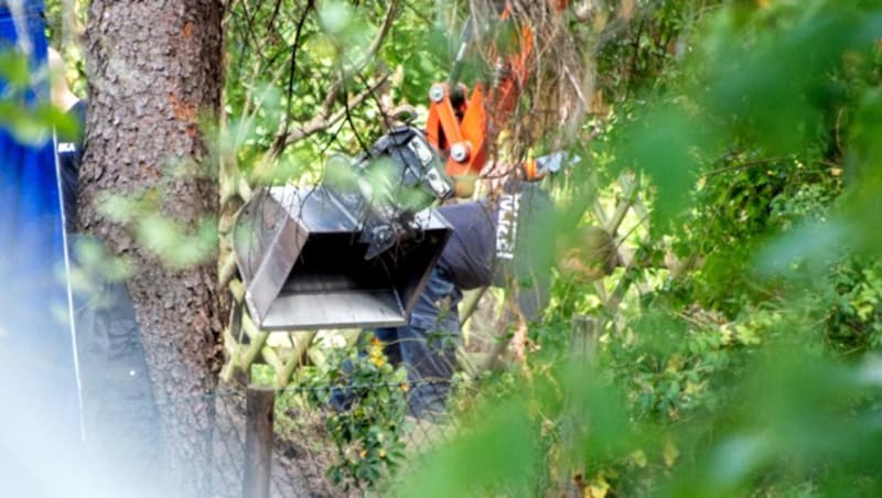 Spurensuche in einem Kleingarten in Hannover (Bild: APA/Photo by Hauke-Christian Dittrich / AFP)