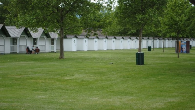 Nach einem positiven Corona-Test bei einem Praktikanten im Klagenfurter Strandbad befinden sich vier weitere Mitarbeiter in Quarantäne. (Bild: APA/MICHAEL WALCHER)