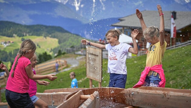 Ein Teich, Wasserspielplätze und ein Fuß-Whirlpool sorgen für Abkühlung an heißen Tagen. (Bild: Bergbahnen Hochoetz)