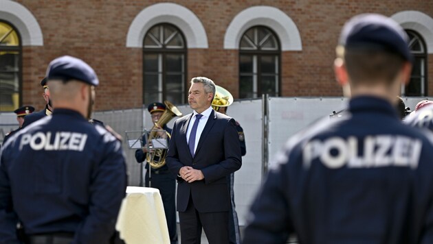 Innenminister Karl Nehammer (ÖVP) im Rahmen der Verabschiedung von Polizisten nach Serbien am Mittwoch in der Rossauer Kaserne in Wien. (Bild: APA/HERBERT NEUBAUER)