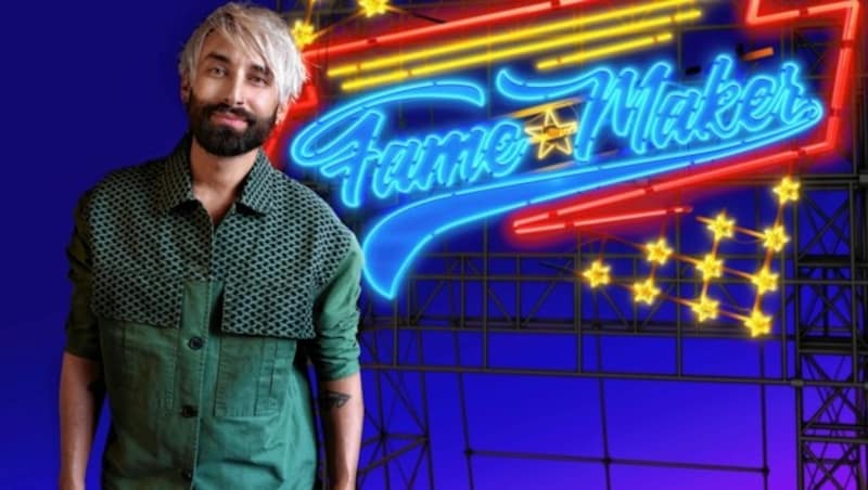 Tom Neuwirth legt die Perücke ab und moderiert die neue ProSieben-Show „Famemaker“. (Bild: ProSieben/Andre Karsai)