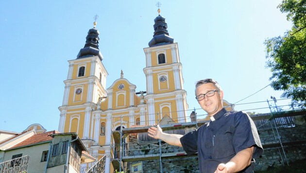 Die Gerüste stehen schon: Provisor Dietmar Grünwald vor der Wallfahrtskirche Mariatrost (Bild: Christian Jauschowetz)