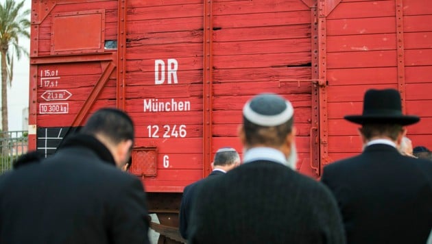 Juden in Israel gedenken der NS-Opfer vor einem Waggon der ehemaligen Deutschen Reichsbahn. (Bild: AFP)