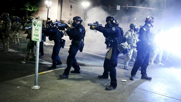 Schwer bewaffnete Einheiten der Bundespolizei in Portland (Bild: APA/Getty Images via AFP/GETTY IMAGES/SPENCER PLATT)
