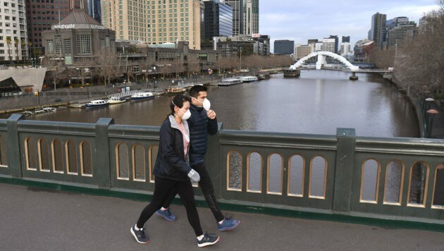 Seit einer Woche müssen die Menschen im gesamten Südosten des australischen Bundesstaates Victoria, zu dem auch die Metropole Melbourne gehört, außerhalb ihrer Wohnungen einen Gesichtsschutz tragen. (Bild: AFP )