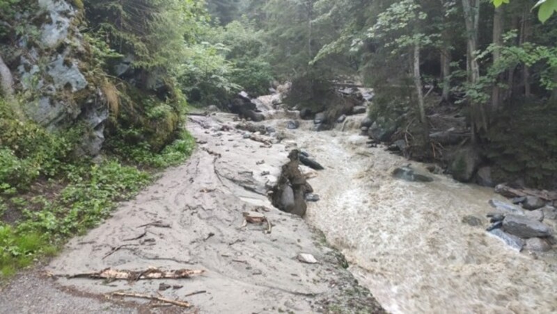 Auch der Mühlenweg ist gesperrt. Die Feuerwehr Kaning ist im Einsatz. (Bild: FF Kaning)