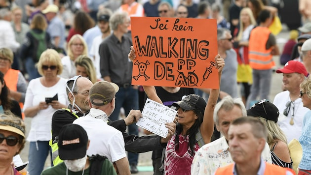 Demos gegen die Maßnahmen der deutschen Regierung zum Schutz vor einer Ausbreitung des Coronavirus gibt es immer wieder in Deutschland - wie hier in Stuttgart. (Bild: AFP)