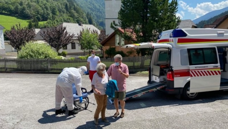 Die 99-jährige Corona-Patientin Edith kehrt aus dem LKH nach Wald am Schoberpaß zurück (Bild: Privat/Bernhard Jansenberger)