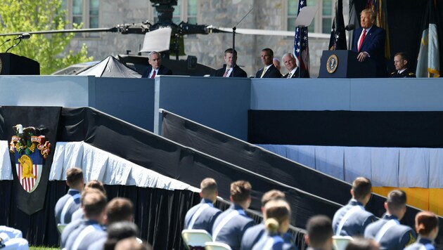 Nach seiner Rede an der berühmten Militärakademie West Point ging Donald Trump wie ein gebrechlicher Mann die Rampe im Vordergrund hinunter - daraufhin musst er sich viel Spott gefallen lassen. (Bild: AFP)