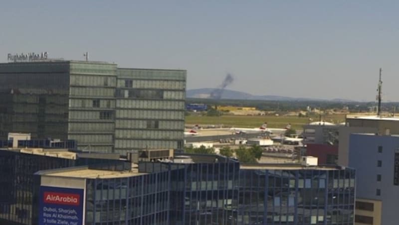 Die Rauchwolke in der Bildmitte ist deutlich zu erkennen. (Bild: Webcam Flughafen Wien)