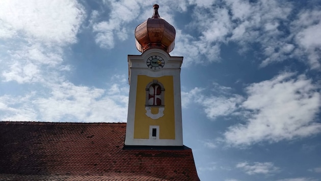 Der Kirchturm mit seinem stolzen neuen Dach (Bild: Reinhard Nimmervoll)