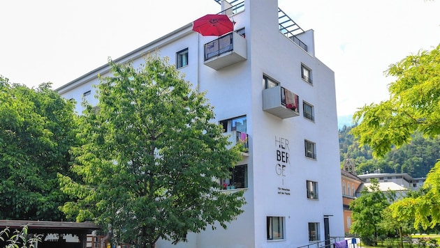 „HERberge für Menschen auf der Flucht“ heißt das Flüchtlingsheim in der Innsbrucker Sennstraße. Zu den 43 Zimmern gibt’s etwa fünf Gemeinschaftswohnräume und einen Lernraum. (Bild: Spiess Foto Tirol / Erich Spiess)